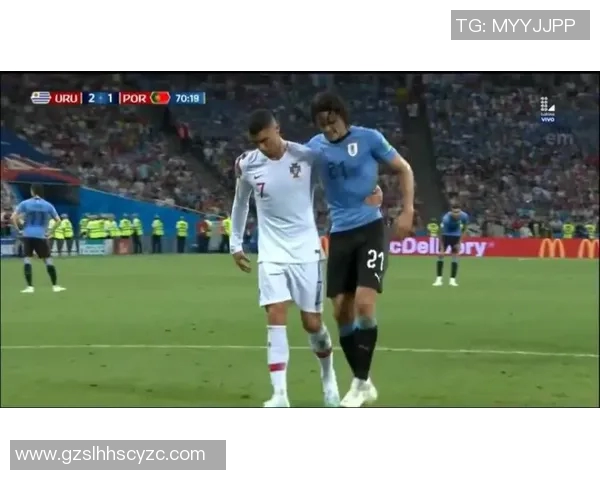 足球明星公仔摆件的魅力与收藏价值探讨 足球明星公仔摆件的魅力与收藏价值探讨