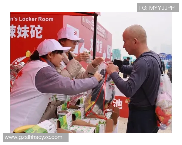 体育志愿者在赛事中无私奉献的背影与感人故事